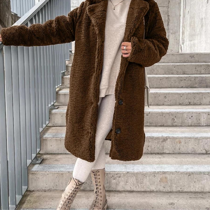 Mirla | Teddy-kappa Lång Oversized-snitt Mjuk och Varm Tryckknappsstängning och Bred Krage-Eva Jonsson