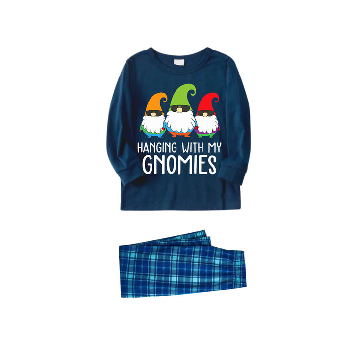 Mirla | Three Santas Hanging With My Gnomies Monogram Print Blå Långärmad Topp med Blå & Grön Rutiga Byxor Familjepassande Pyjamasar-Eva Jonsson