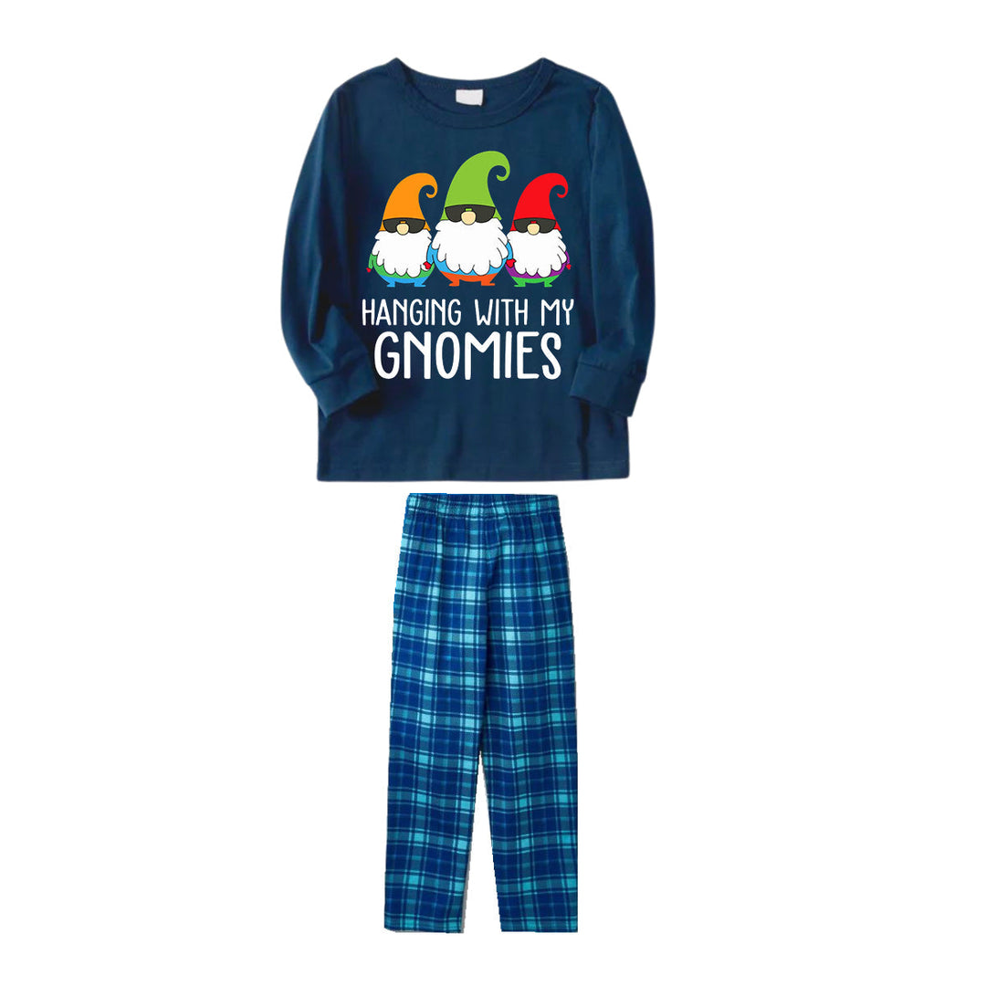 Mirla | Three Santas Hanging With My Gnomies Monogram Print Blå Långärmad Topp med Blå & Grön Rutiga Byxor Familjepassande Pyjamasar-Eva Jonsson