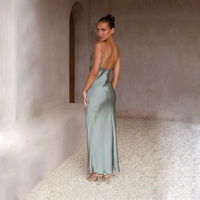 Mirla | Tidlös satin klänning för damer med öppen rygg Elegant design-Eva Jonsson
