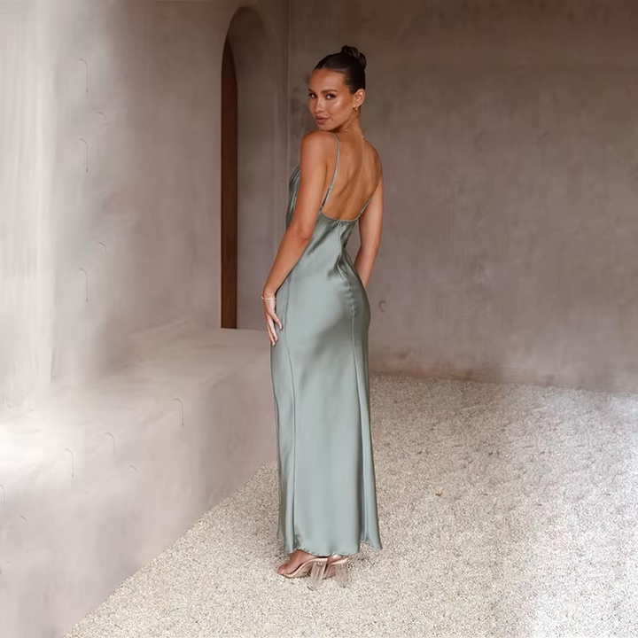 Mirla | Tidlös satin klänning för damer med öppen rygg Elegant design-Eva Jonsson