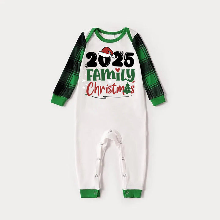 Mirla | Tomteluva och Familjens Jul 2025 Tryck Långärmad Topp med Grön och Svart Rutigt Julmatchande Pyjamas-Eva Jonsson