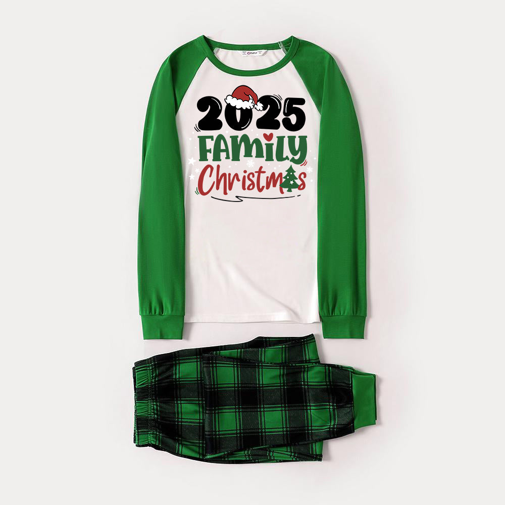 Mirla | Tomteluva och Familjens Jul 2025 Tryck Långärmad Topp med Grön och Svart Rutigt Julmatchande Pyjamas-Eva Jonsson