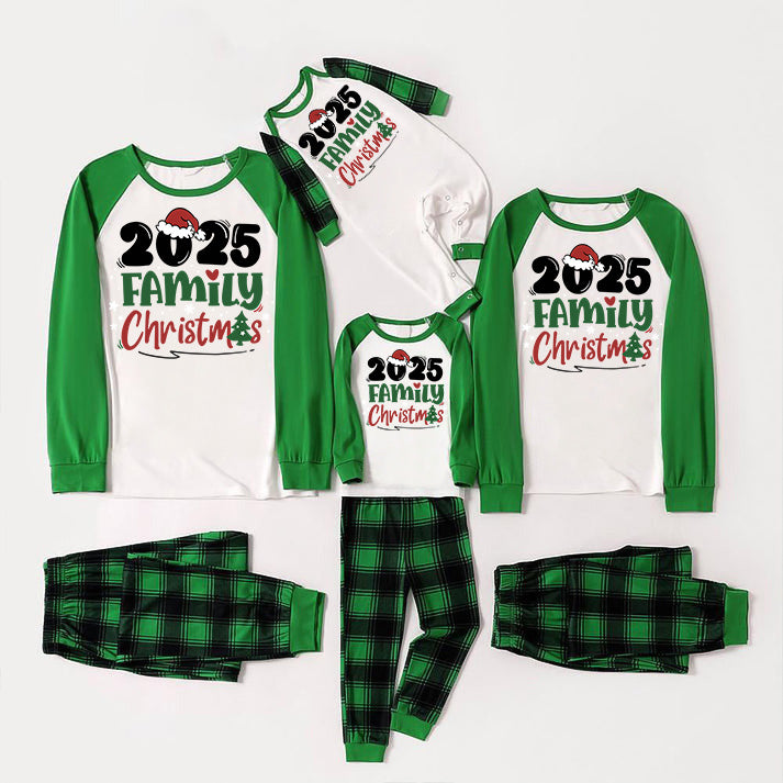 Mirla | Tomteluva och Familjens Jul 2025 Tryck Långärmad Topp med Grön och Svart Rutigt Julmatchande Pyjamas-Eva Jonsson