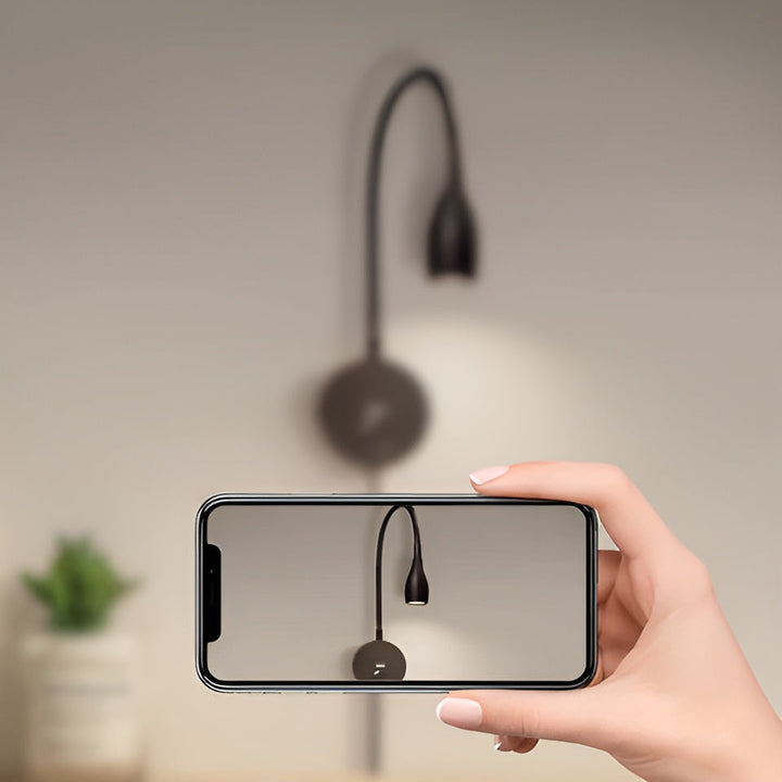 Mirla | TouchGlow - 2-i-1-Gåshals Vägglampa med USB-laddare för Mysiga Lässtunder-Eva Jonsson
