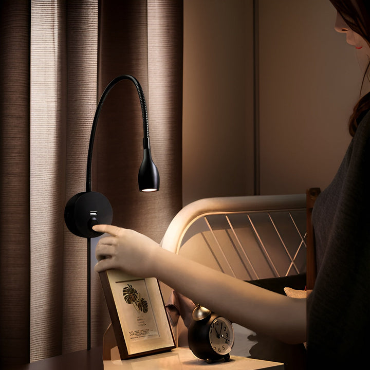 Mirla | TouchGlow - 2-i-1-Gåshals Vägglampa med USB-laddare för Mysiga Lässtunder-Eva Jonsson
