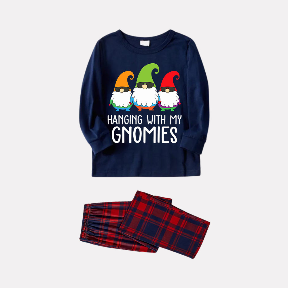 Mirla | Tre Jultomtar Hanging With My Gnomies Monogram Tryck Blå Långärmad Topp med Klassiska Röda och Blå Rutiga Byxor Familje Matchande Pyjamas-Eva Jonsson