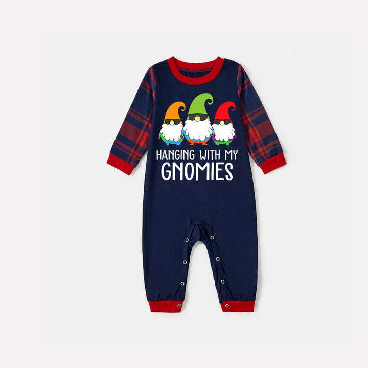 Mirla | Tre Jultomtar Hanging With My Gnomies Monogram Tryck Blå Långärmad Topp med Klassiska Röda och Blå Rutiga Byxor Familje Matchande Pyjamas-Eva Jonsson