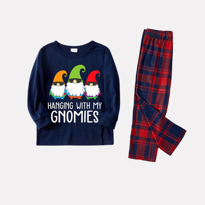 Mirla | Tre Jultomtar Hanging With My Gnomies Monogram Tryck Blå Långärmad Topp med Klassiska Röda och Blå Rutiga Byxor Familje Matchande Pyjamas-Eva Jonsson