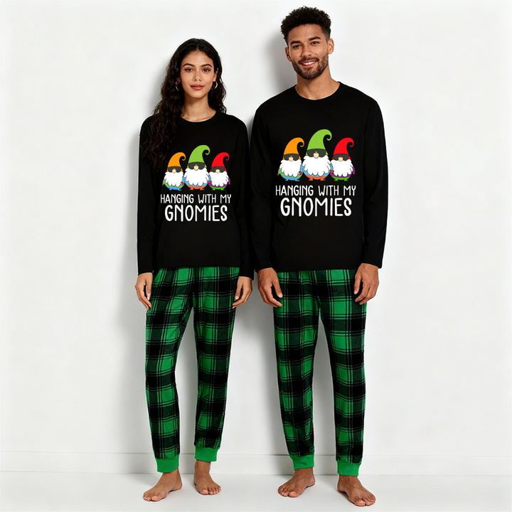 Mirla | Tre Tomtar Hänga med Mina Gnomer Monogram-Tryck Svart Långärmad Topp med Vintage Grön och Svart Stort Rutmönster Familj Matchande Pyjamas-Eva Jonsson