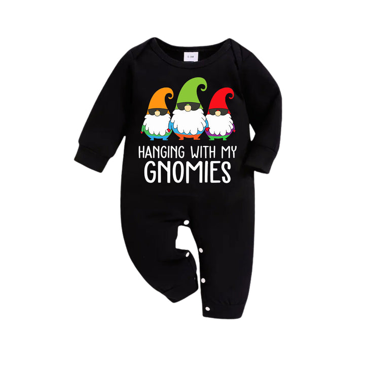 Mirla | Tre Tomtar Hänga med Mina Gnomer Monogram-Tryck Svart Långärmad Topp med Vintage Grön och Svart Stort Rutmönster Familj Matchande Pyjamas-Eva Jonsson