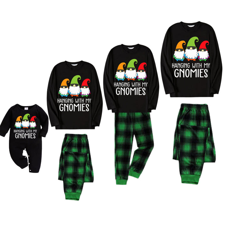 Mirla | Tre Tomtar Hänga med Mina Gnomer Monogram-Tryck Svart Långärmad Topp med Vintage Grön och Svart Stort Rutmönster Familj Matchande Pyjamas-Eva Jonsson