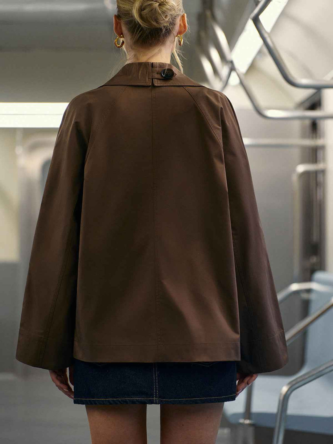 Mirla | Trenchcoat Dam - Klassisk Dubbelt Knäppt Design med Figursydd Klipp-Eva Jonsson