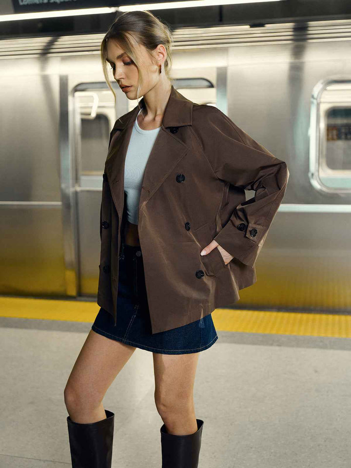 Mirla | Trenchcoat Dam - Klassisk Dubbelt Knäppt Design med Figursydd Klipp-Eva Jonsson