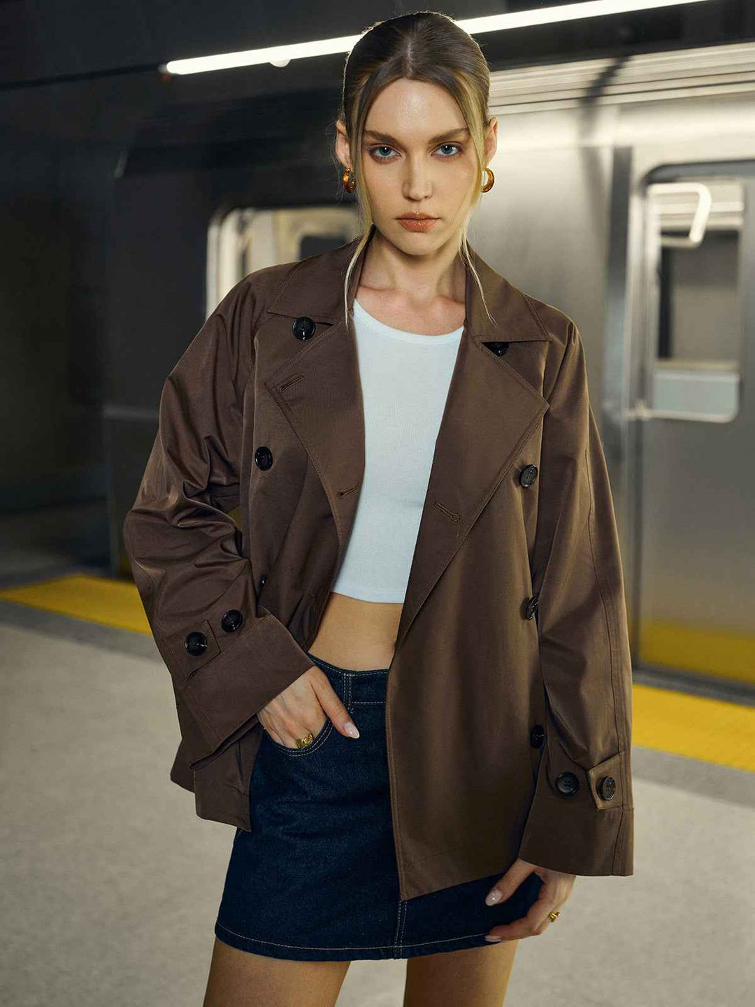 Mirla | Trenchcoat Dam - Klassisk Dubbelt Knäppt Design med Figursydd Klipp-Eva Jonsson