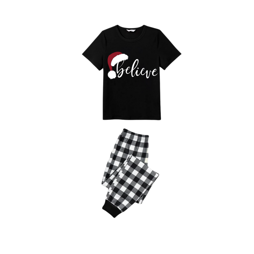 Mirla | Tro Par Julpyjamas-Set - Svart Topp Svarta och Vita Rutiga Byxor Vita Textgrafik-Eva Jonsson