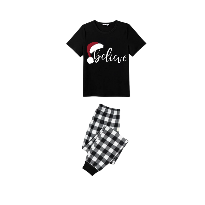 Mirla | Tro Par Julpyjamas-Set - Svart Topp Svarta och Vita Rutiga Byxor Vita Textgrafik-Eva Jonsson