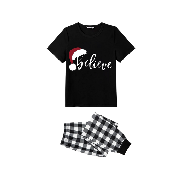 Mirla | Tro Par Julpyjamas-Set - Svart Topp Svarta och Vita Rutiga Byxor Vita Textgrafik-Eva Jonsson