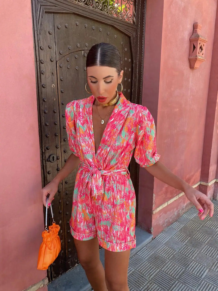 Mirla | Tryckt Jumpsuit Modern jumpsuit för damer med djup V-ringning och korta ärmar-Eva Jonsson