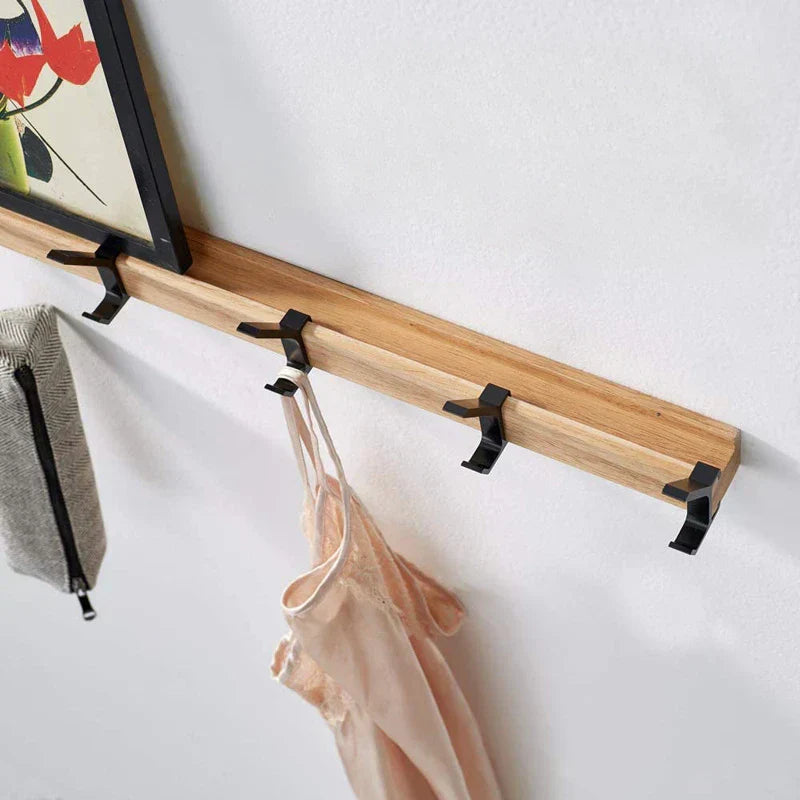 Mirla | Vägggarderob med rörliga krokar – Skandinavisk design i trä och metall-Eva Jonsson