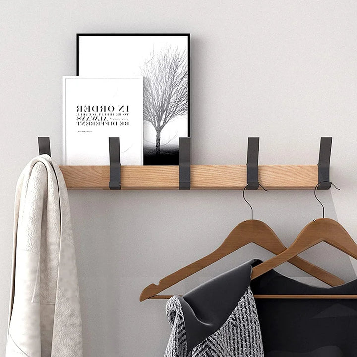 Mirla | Vägggarderob med rörliga krokar – Skandinavisk design i trä och metall-Eva Jonsson