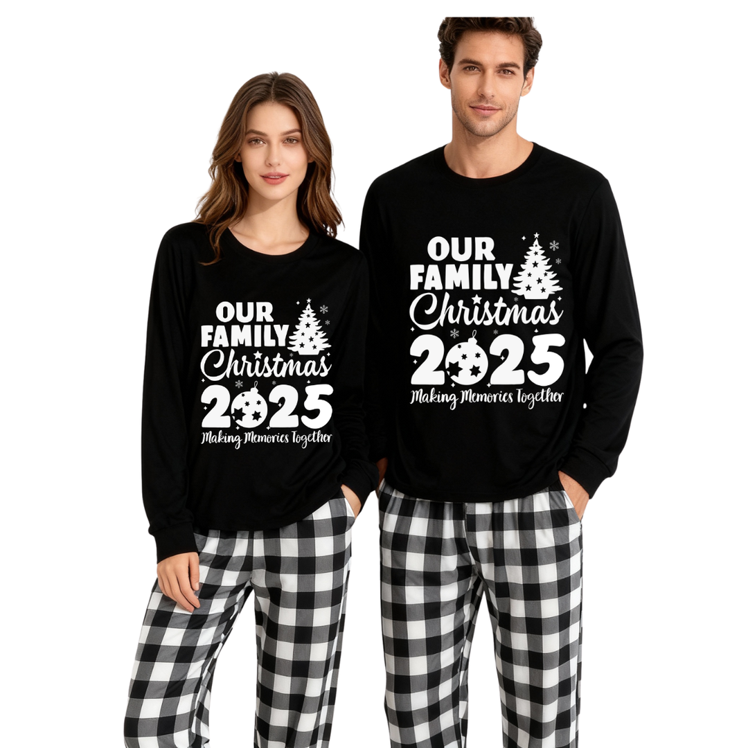 Mirla | Vår Familjejul 2025 Gemensamma Minnen' Bokstavstryck Svart Långärmad T-Shirt med Svart-Vit Rutiga Byxor Familjeanpassade Pyjamasar-Eva Jonsson
