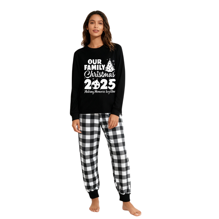 Mirla | Vår Familjejul 2025 Gemensamma Minnen' Bokstavstryck Svart Långärmad T-Shirt med Svart-Vit Rutiga Byxor Familjeanpassade Pyjamasar-Eva Jonsson