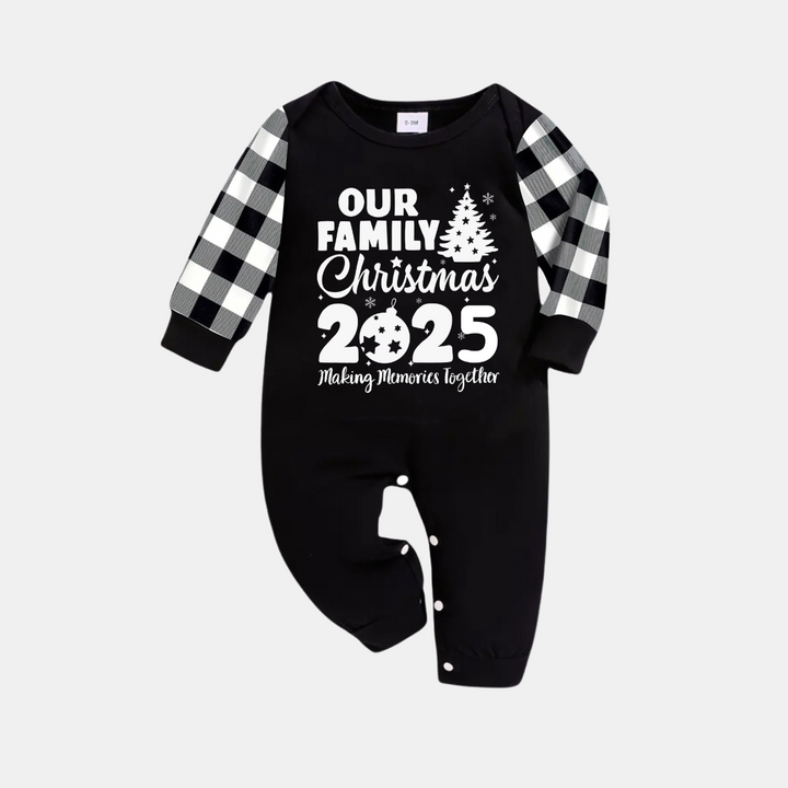Mirla | Vår Familjejul 2025 Gemensamma Minnen' Bokstavstryck Svart Långärmad T-Shirt med Svart-Vit Rutiga Byxor Familjeanpassade Pyjamasar-Eva Jonsson