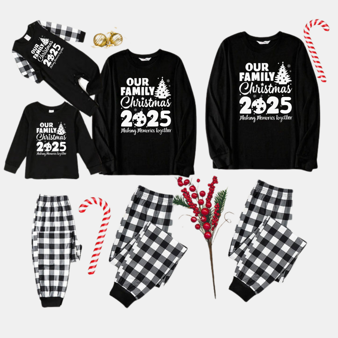 Mirla | Vår Familjejul 2025 Gemensamma Minnen' Bokstavstryck Svart Långärmad T-Shirt med Svart-Vit Rutiga Byxor Familjeanpassade Pyjamasar-Eva Jonsson