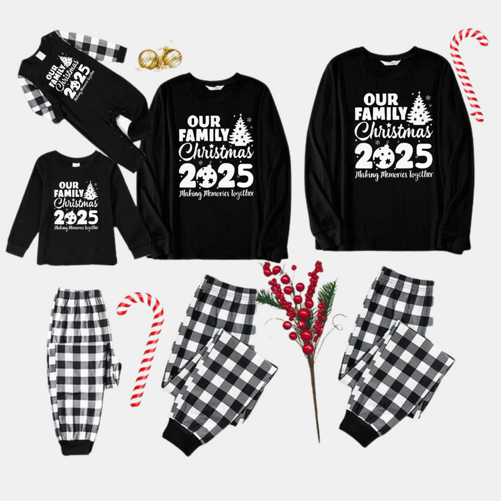 Mirla | Vår Familjejul 2025 Gemensamma Minnen' Bokstavstryck Svart Långärmad T-Shirt med Svart-Vit Rutiga Byxor Familjeanpassade Pyjamasar-Eva Jonsson