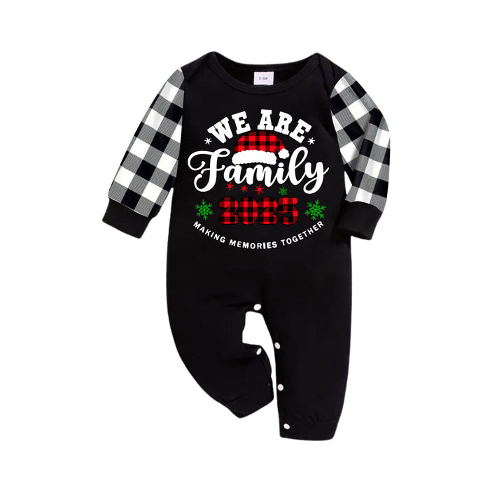 Mirla | Vi Är Familj 2025 Jultomte Hatt Monogram Tryck Svart Långärmad Tröja med Svart-Vit Rutiga Byxor Familj Matchande Pyjamas-Eva Jonsson