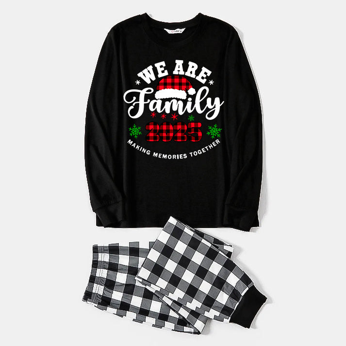 Mirla | Vi Är Familj 2025 Jultomte Hatt Monogram Tryck Svart Långärmad Tröja med Svart-Vit Rutiga Byxor Familj Matchande Pyjamas-Eva Jonsson