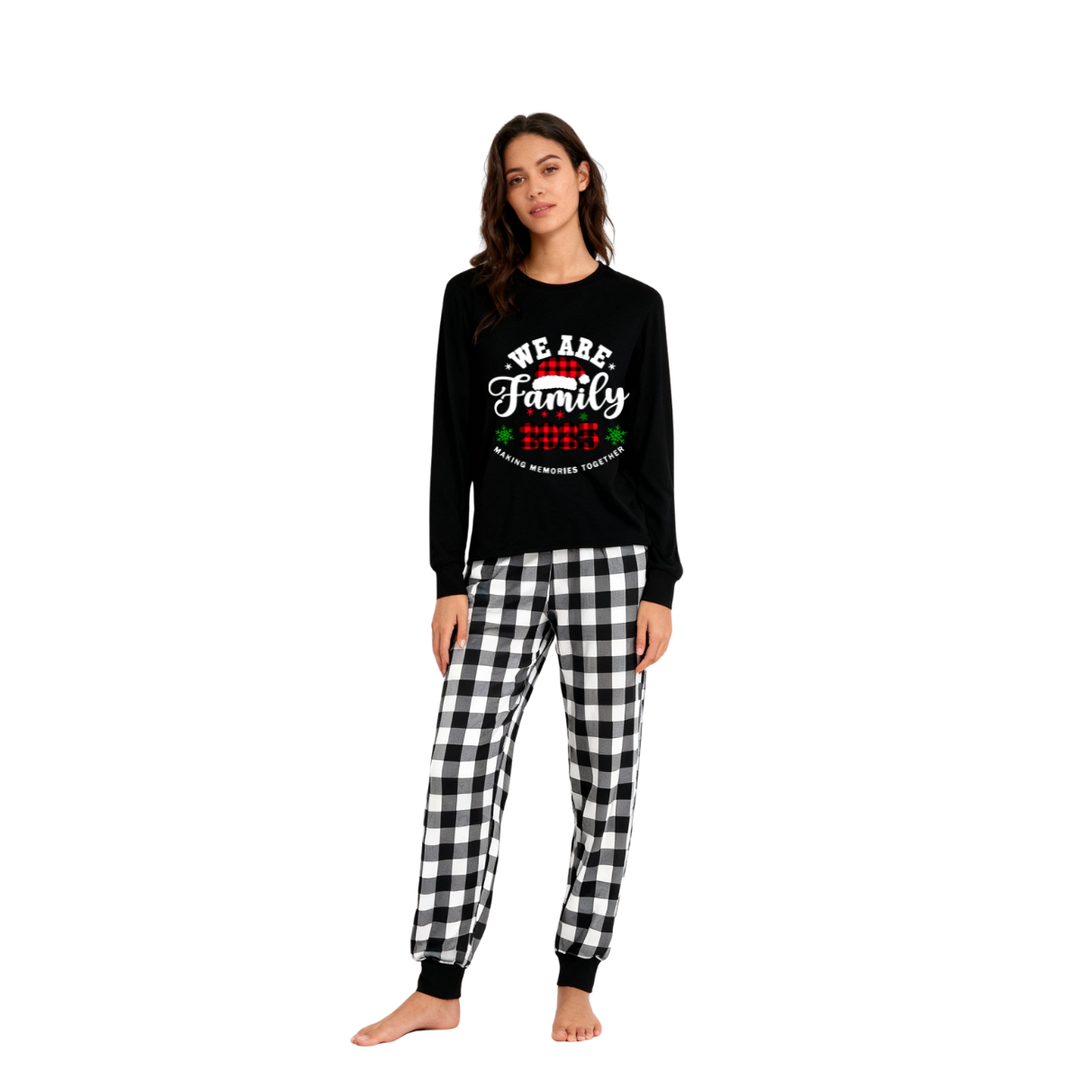 Mirla | Vi Är Familj 2025 Jultomte Hatt Monogram Tryck Svart Långärmad Tröja med Svart-Vit Rutiga Byxor Familj Matchande Pyjamas-Eva Jonsson