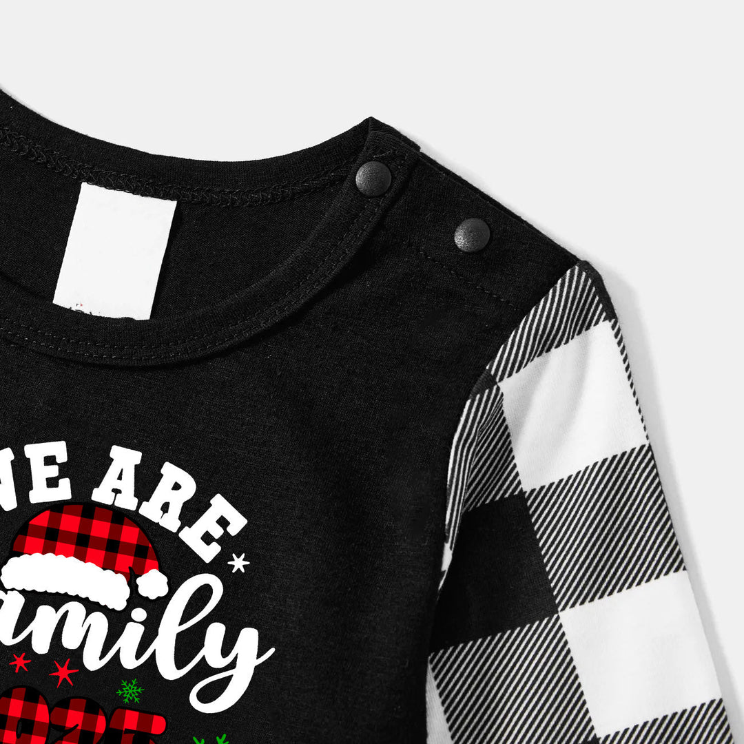 Mirla | Vi Är Familj 2025 Jultomte Hatt Monogram Tryck Svart Långärmad Tröja med Svart-Vit Rutiga Byxor Familj Matchande Pyjamas-Eva Jonsson