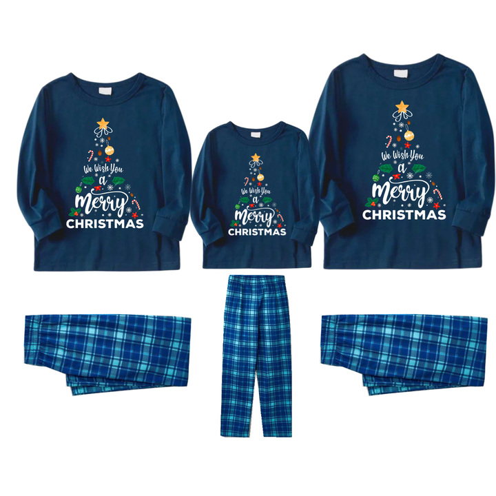 Mirla | Vi Önskar Dig En God Jul Tryckt Blå Långärmad Topp med Blå Rutmönster Familjepyjamas I Matchande Stil-Eva Jonsson