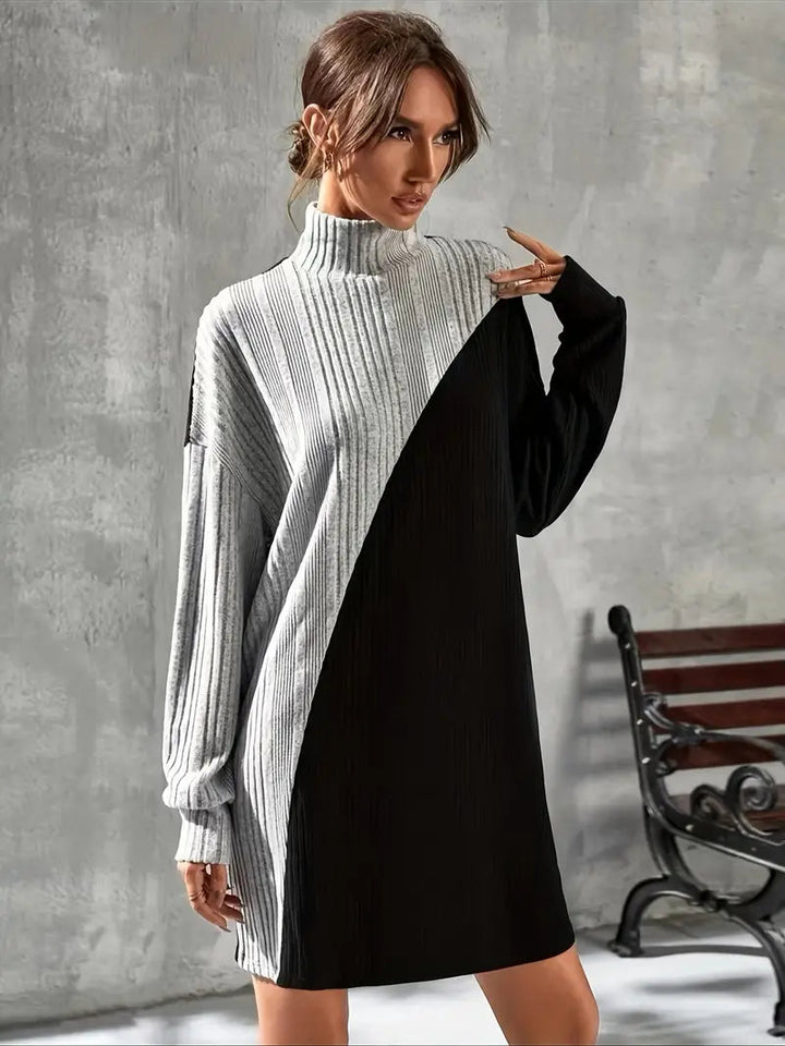 Nydia Stickad klänning | Snygg miniklänning med turtleneck-Eva Jonsson