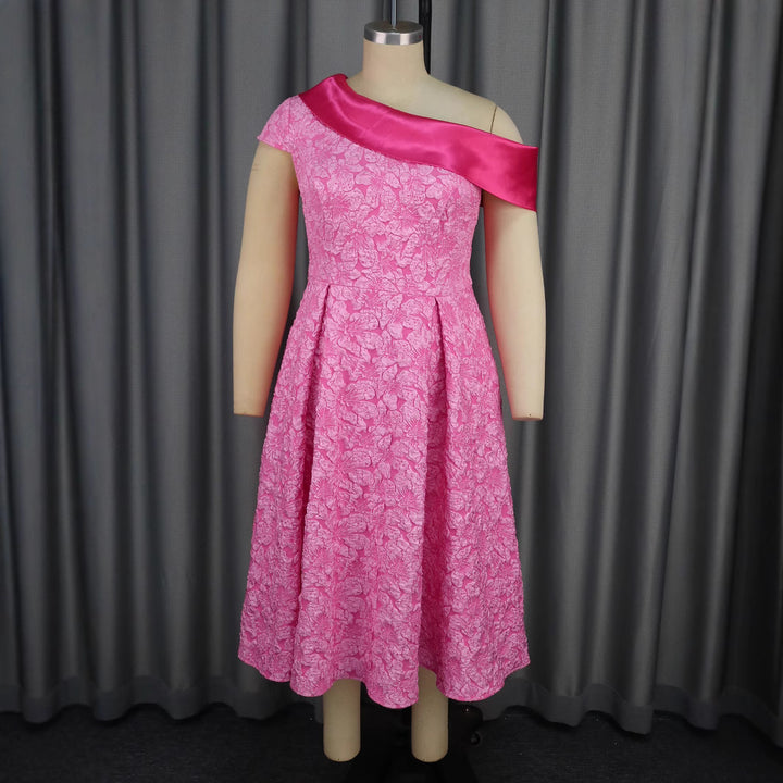 Damer Elegant klänning med asymmetrisk axelrem och blommönster Mirla-Eva Jonsson