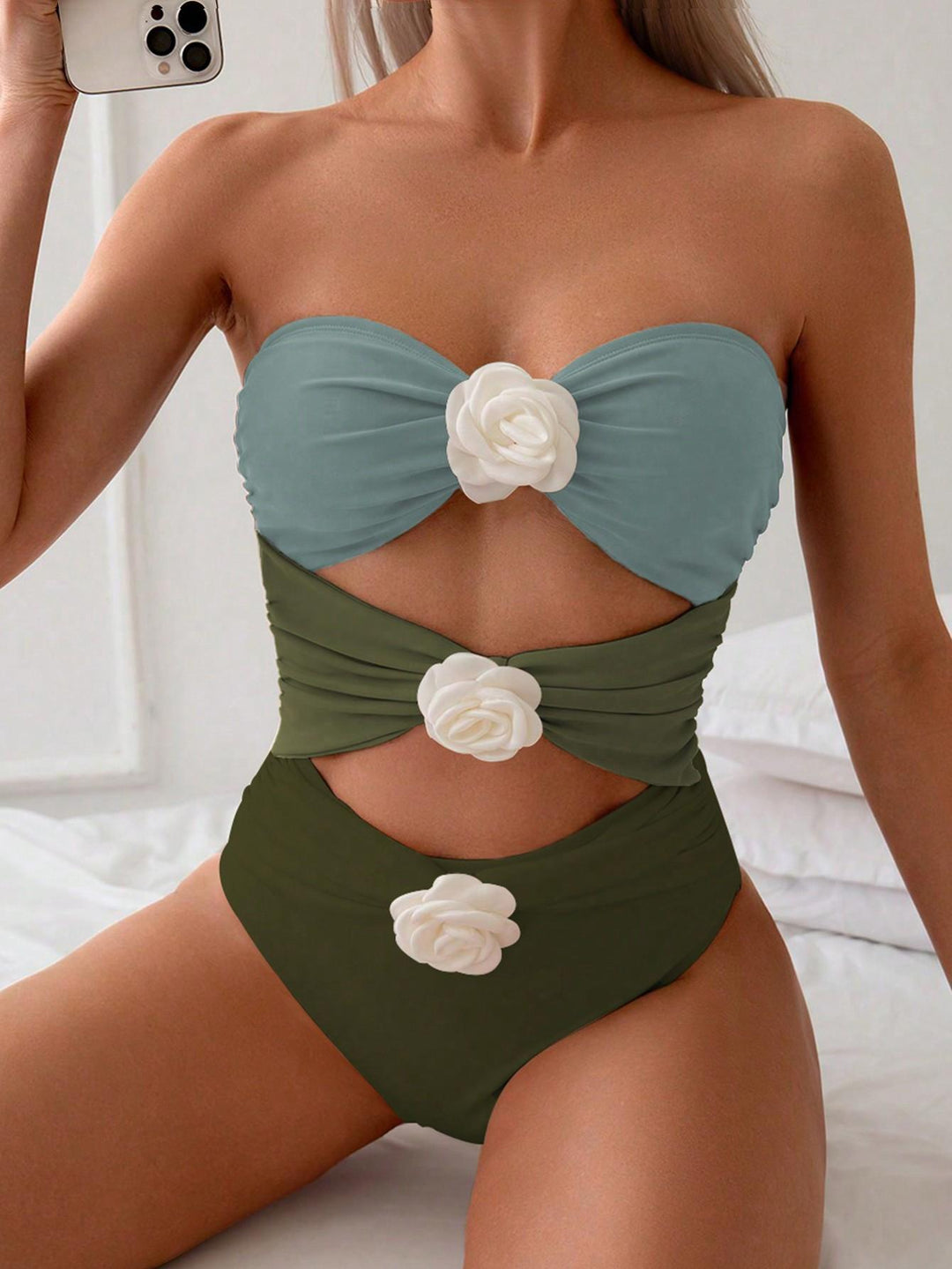 Damen Bandeau-Badeanzug mit eleganten Rüschen und floralen Akzenten Echo Archiv