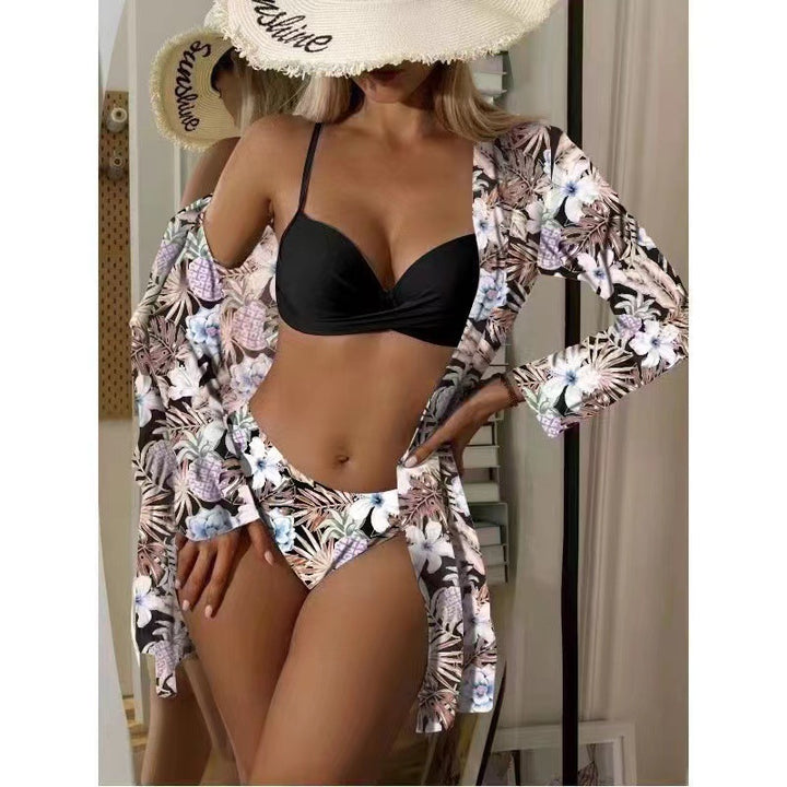 Damen Strand-Bikini mit floralen Verzierungen und elegantem Kimono Echo Archiv
