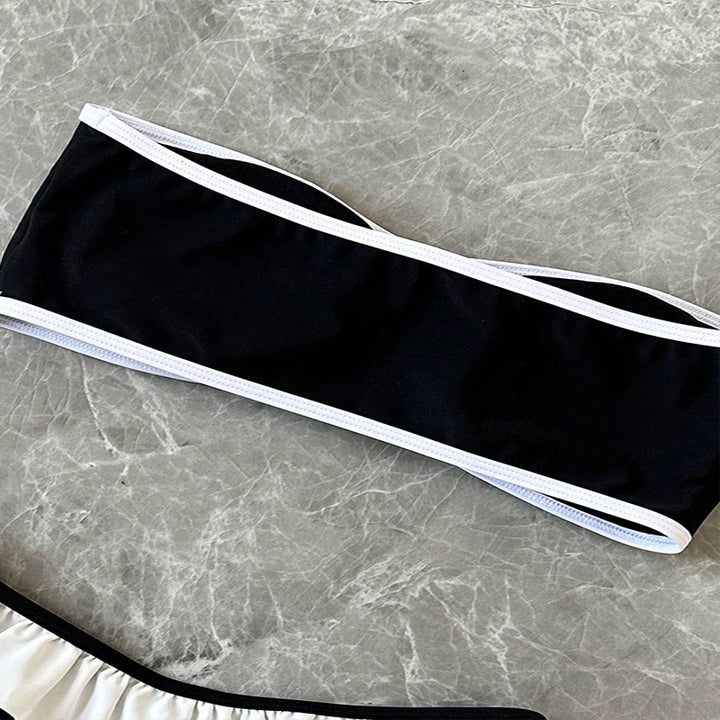 Dam Bandeau-Bikini med volangdetaljer och elegant färgkontrast Mirla-Eva Jonsson