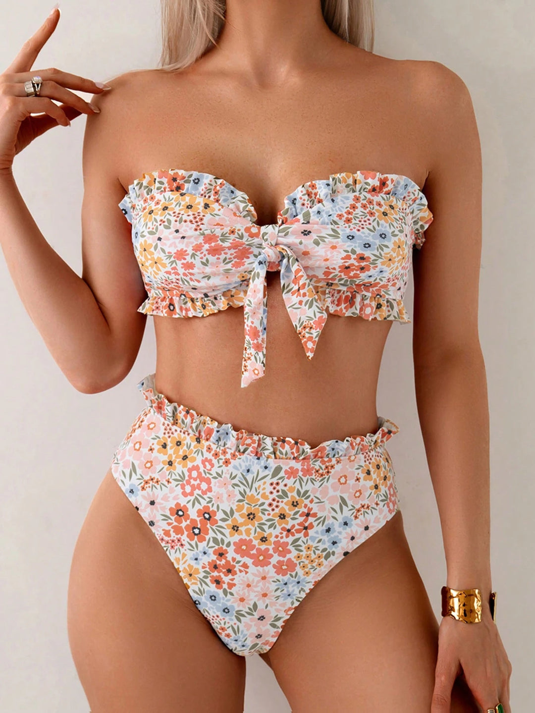 Damen Bandeau-Bikini mit verspielten Rüschen und floralem Muster Echo Archiv