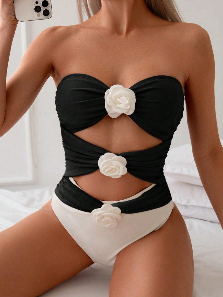 Damen Bandeau-Badeanzug mit eleganten Rüschen und floralen Akzenten Echo Archiv