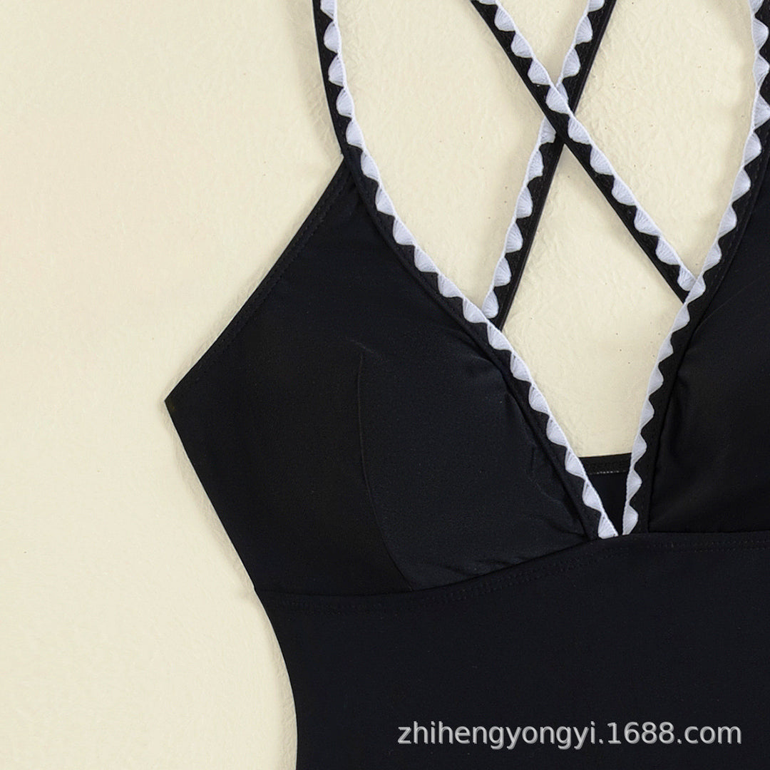 Damen Einteiliger Badeanzug mit trendigem Cut-Out und raffiniertem Überwurf Echo Archiv