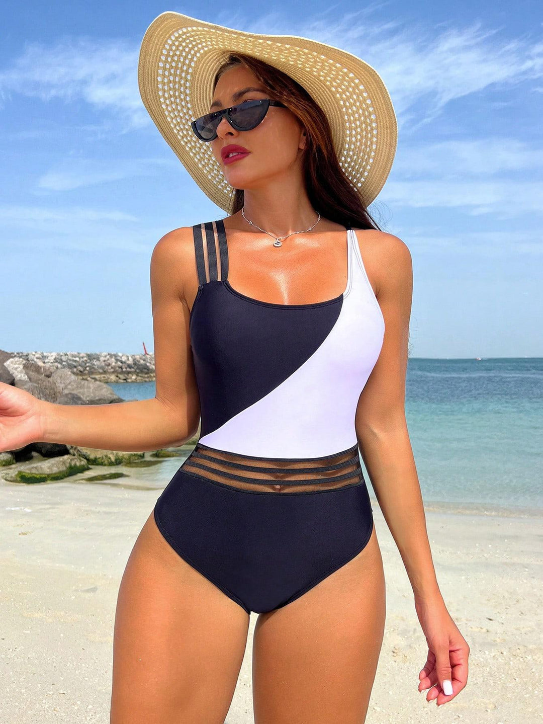 Damen Sportlicher Einteiler Badeanzug mit innovativem Schnitt Echo Archiv