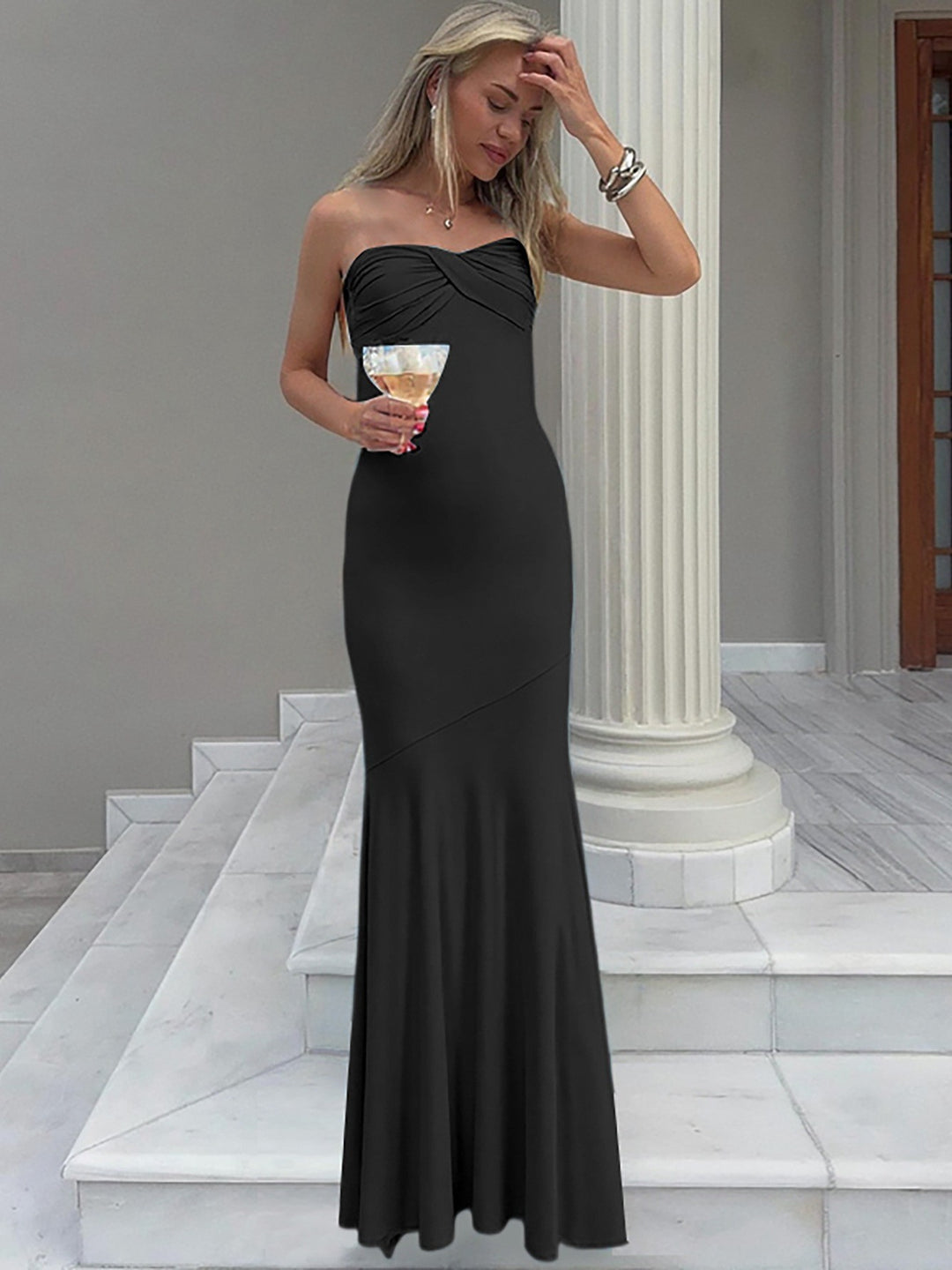 Damer Elegant Aftonklänning med raffinerad Cut-Out och flödande nederkant Eva Jonsson