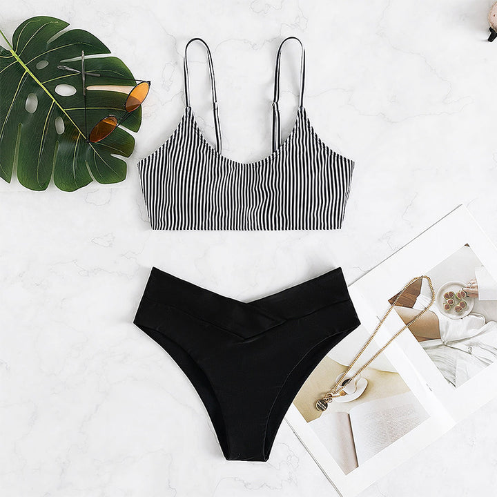 Damen Bikini-Set mit lässigem Streifenoberteil und hochgeschnittenem Slip Echo Archiv