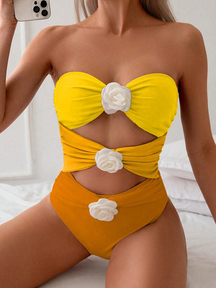 Damen Bandeau-Badeanzug mit eleganten Rüschen und floralen Akzenten Echo Archiv