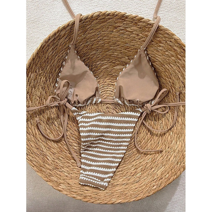 Dames triangel-bikini med justerbare stropper og trendy striper mønster Mirla-Eva Jonsson
