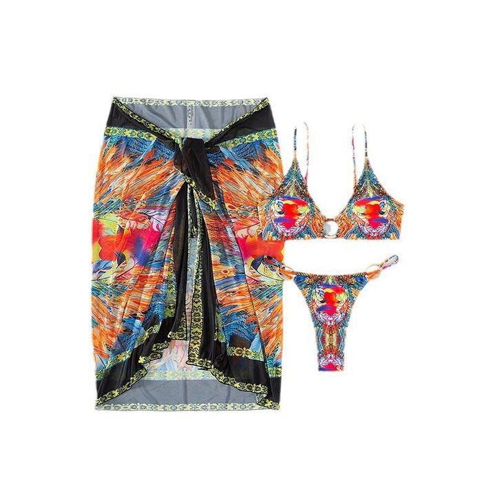 Damen Bikiniset mit auffälligem Wickelrock und floralem Oberteil Echo Archiv