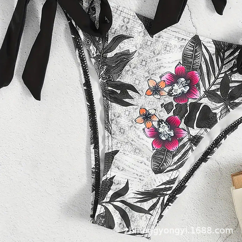 Damen Bikini mit knotenförmigem Oberteil und floralem Unterteil Echo Archiv